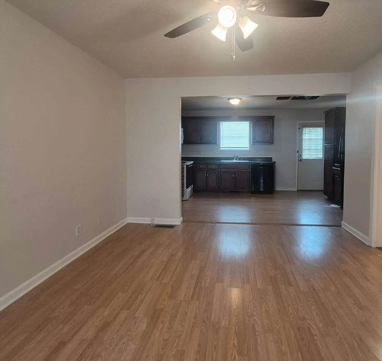 2 bed, 1.5 bath, 956 sqft, $1,095 — Photo 4