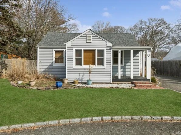 31 Grove St #A, Sayville, NY 11782