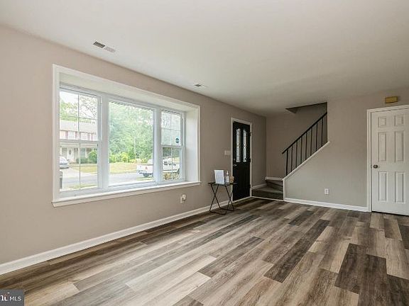 3rd image of 105 Ebbetts Dr