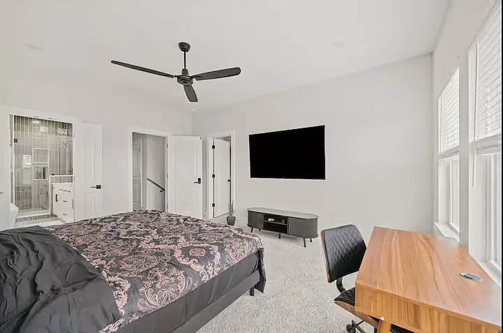 1208 Moody St — Photo 3