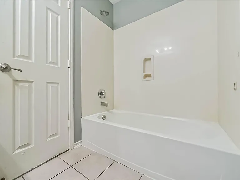 8726 Old Maple Ln — Photo 32