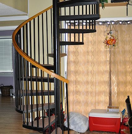 Spiral stairwell to great rm