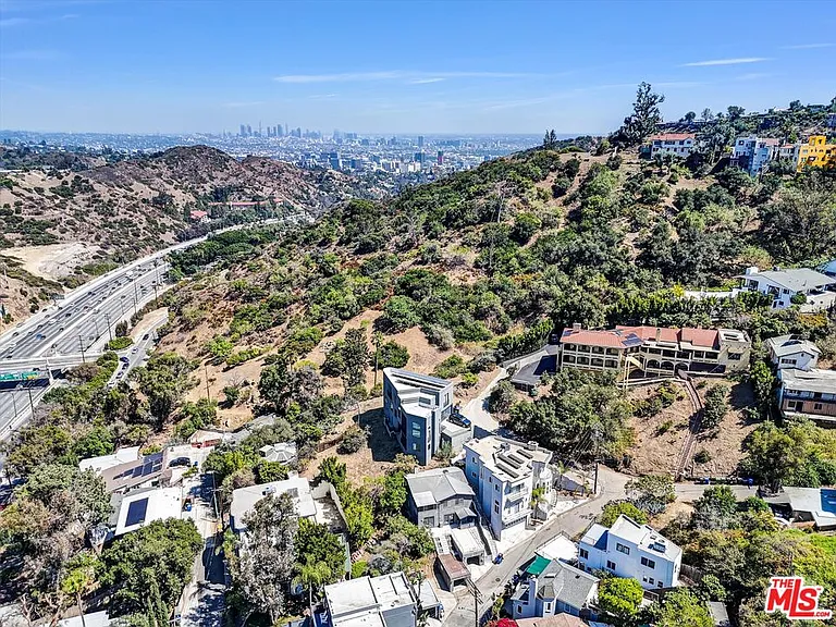 6852 Woody Trl — Photo 32