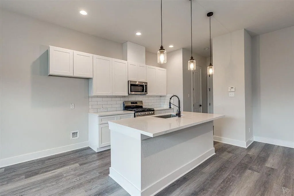 3 bed, 2.5 bath, 1512 sqft, $2,200 — Photo 3