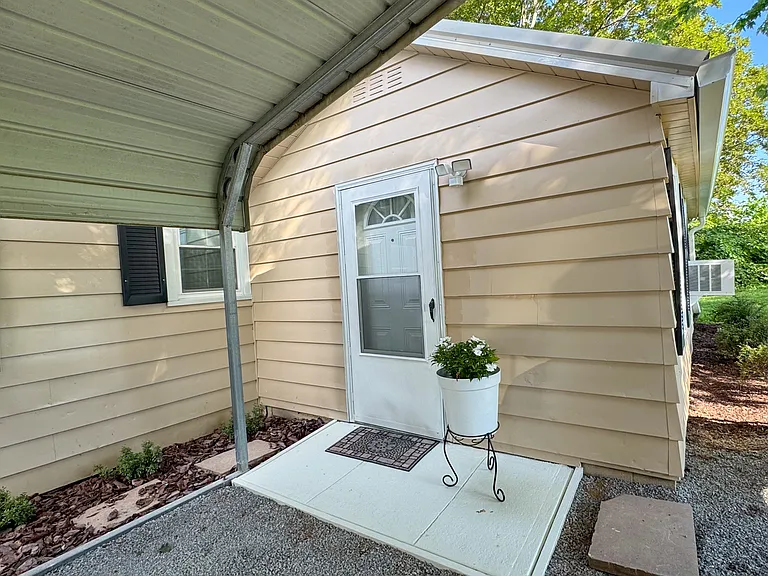 402 Underwood St — Photo 4