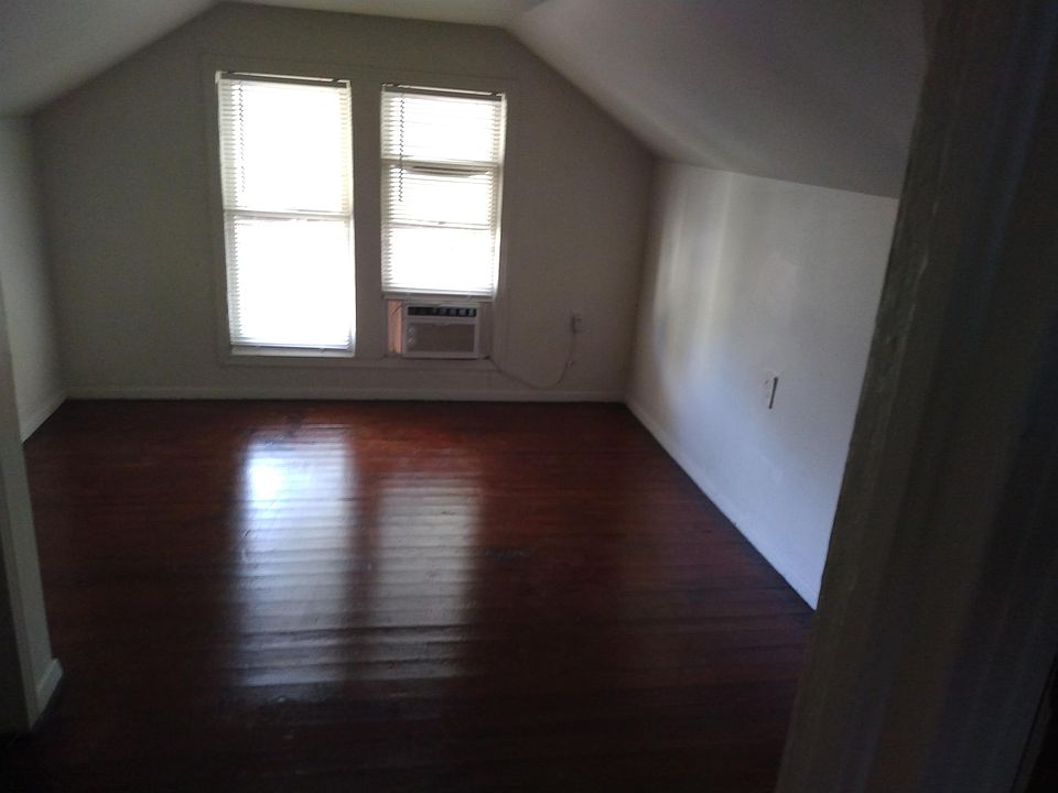 2nd image of 611 Mulberry St APT 2