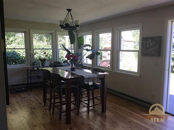 4th image of 798 Baxter Ln E