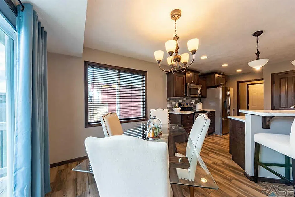 4 bed, 2129 sqft, $2,499 — Photo 4