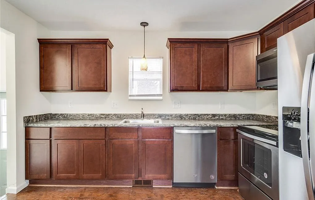 3 bed, 1007 sqft, $1,900 — Photo 4