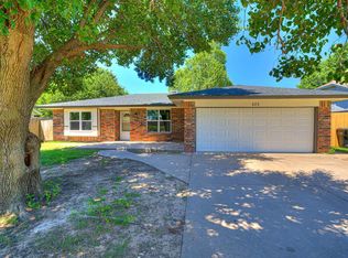 825 N Robinson Ave, Moore, OK 73170