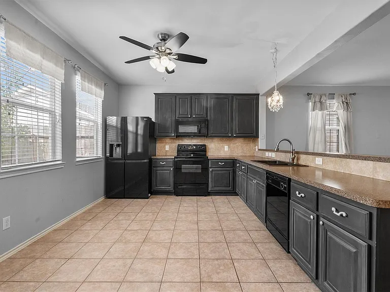 2131 Kemah Village Dr — Photo 15