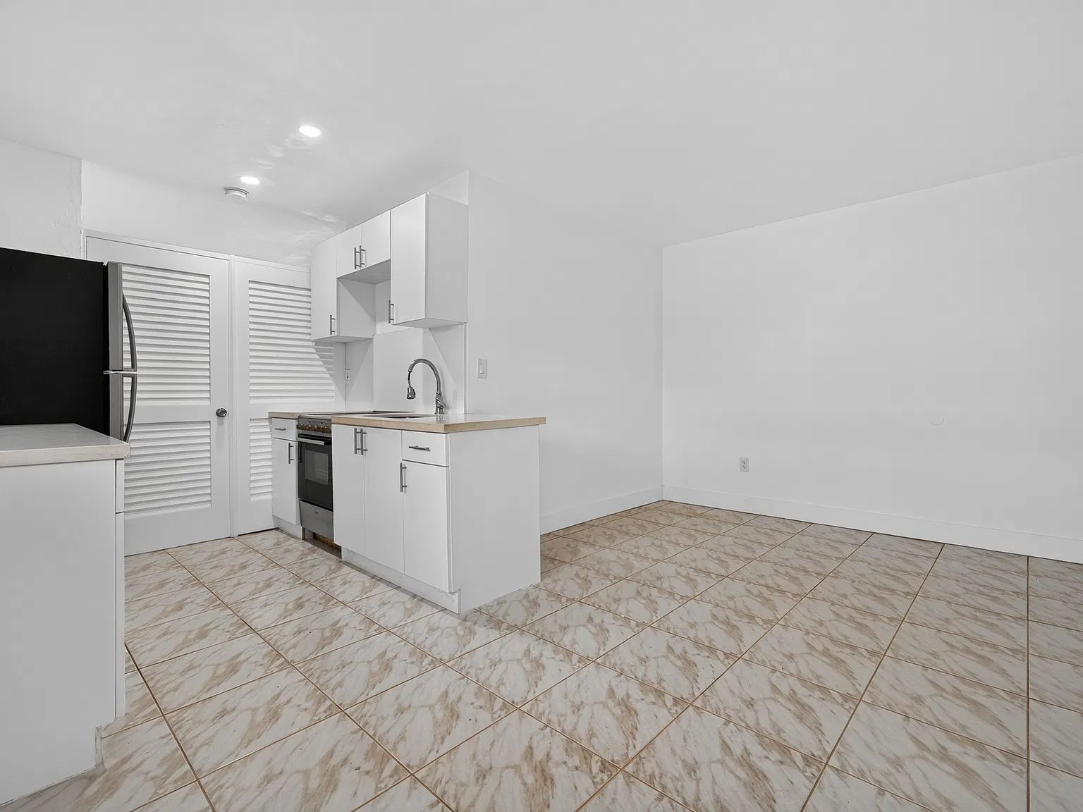 7 Salamanca Ave. - 01 — Photo 1