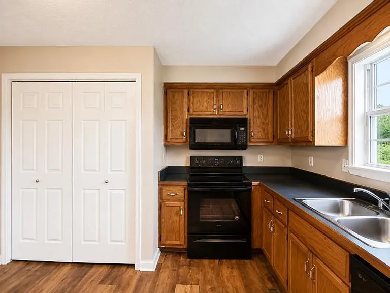 410 Eddy St — Photo 5