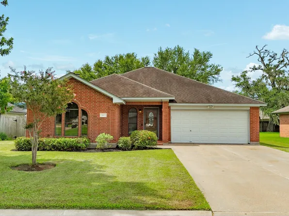 105 Washington Ave, Clute, TX 77531