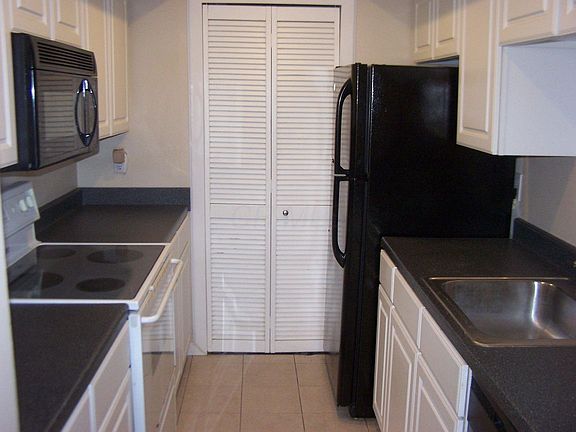 2nd image of 991 Manor Ln Unit Z