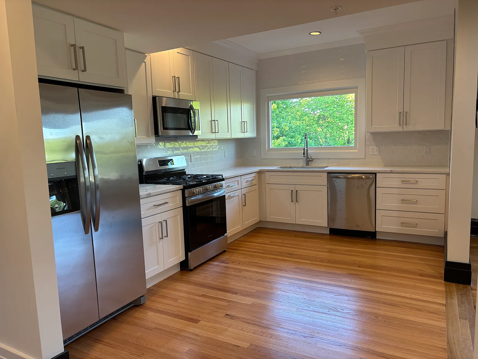 5 bed, 1948 sqft, $5,950 — Photo 3