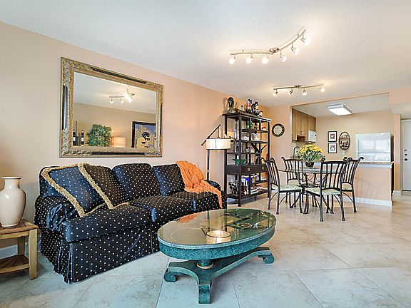5th image of 1516 S Lakeside Drive #402