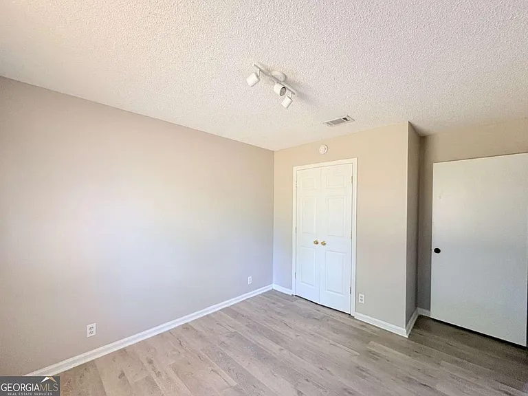 142 Woodvalley Ct — Photo 37