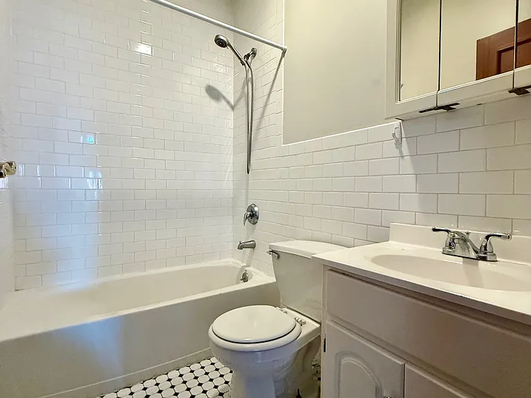 142 Fleming Ave #3B — Photo 2
