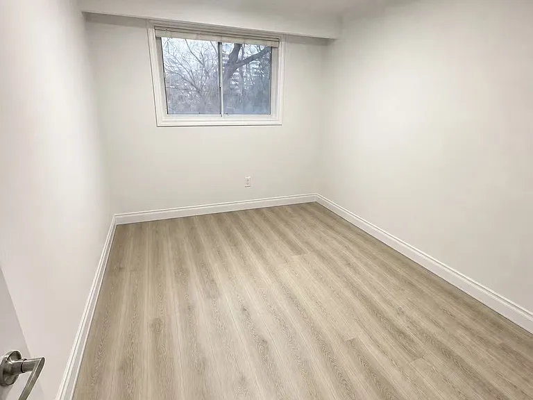 114 Castlegrove Blvd — Photo 11