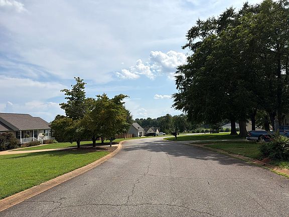 4th image of 427 Bollweevil Way
