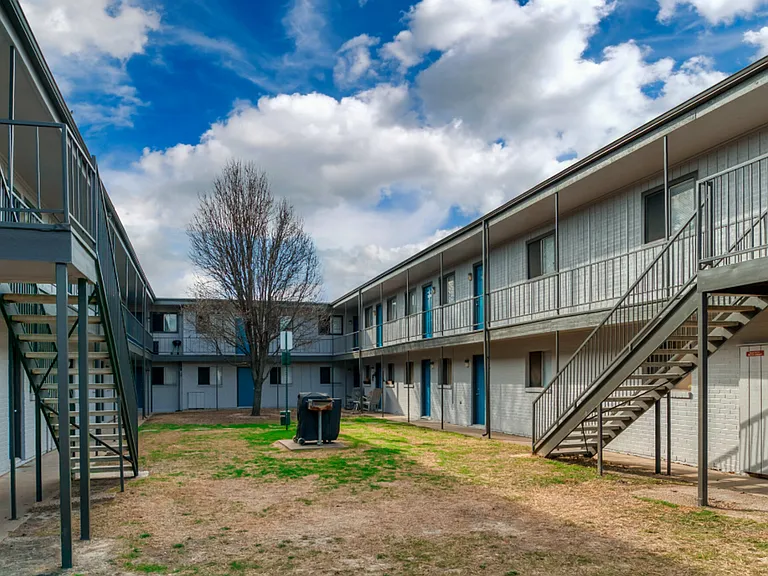 Royal Terrace: Leasing Specials! Renovated Euless Apartments, New Management! — Photo 24