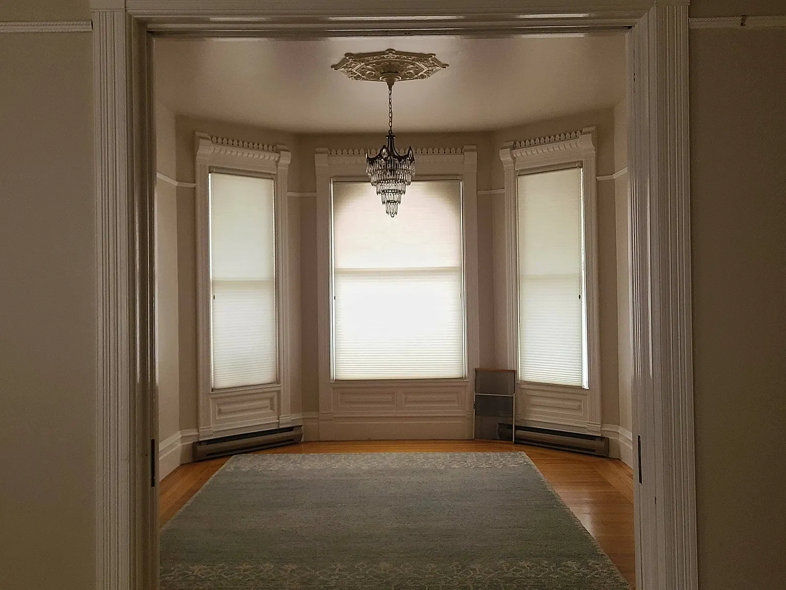 R Queen Anne — Photo 2