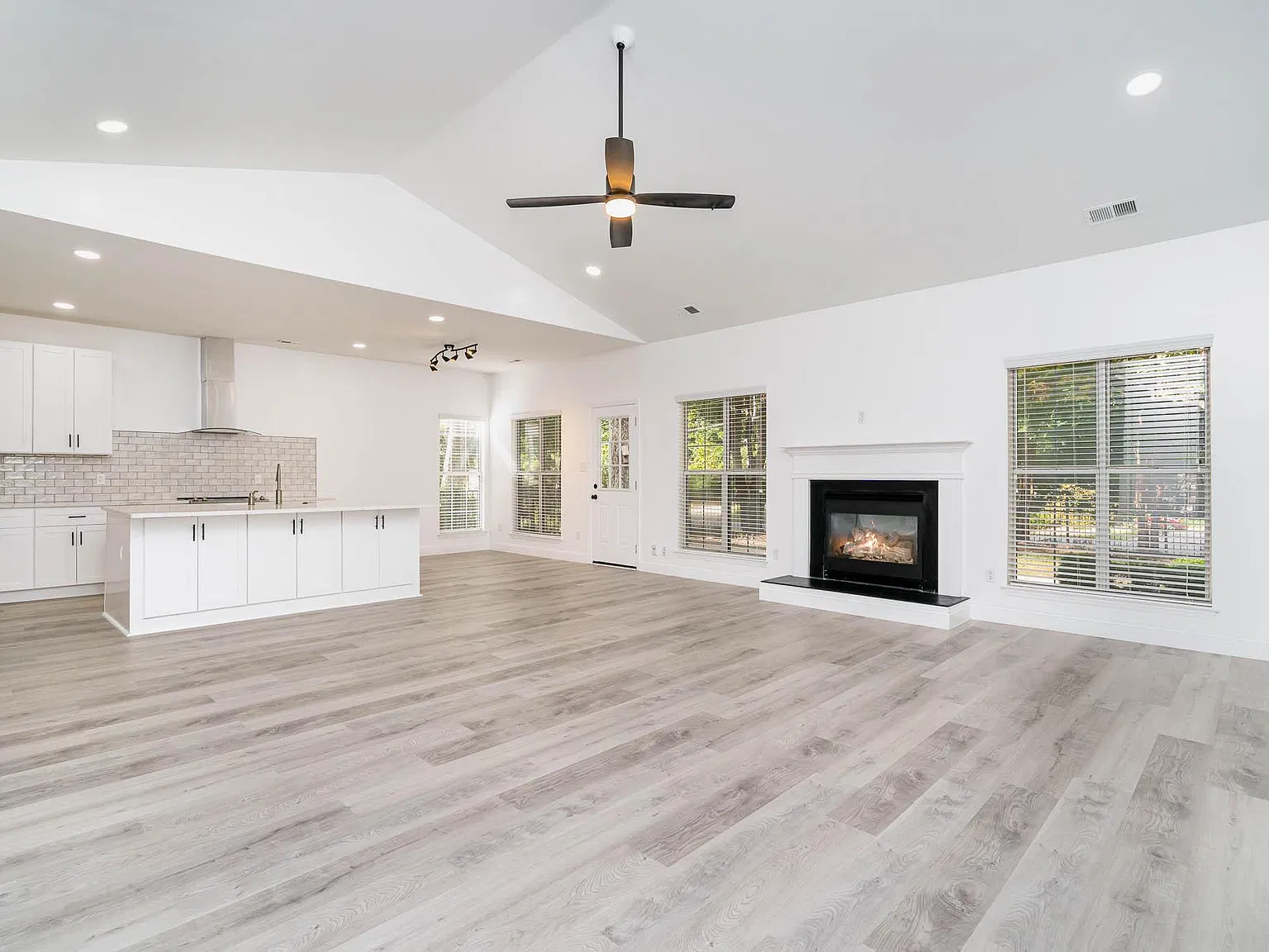 3 bed, 1645 sqft, $3,200 — Photo 4