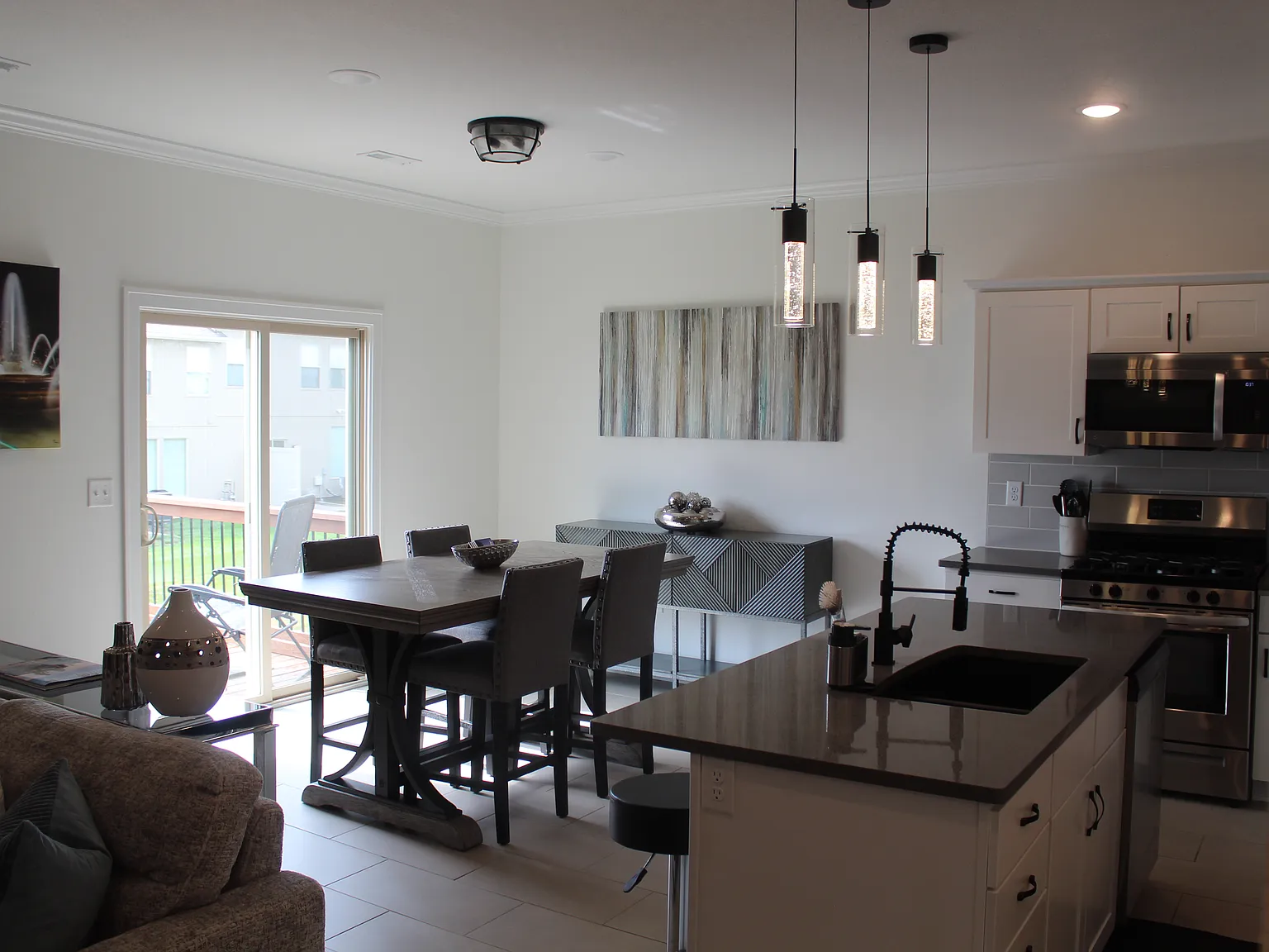 3 bed, 2.5 bath, 1667 sqft, $2,500 — Photo 3