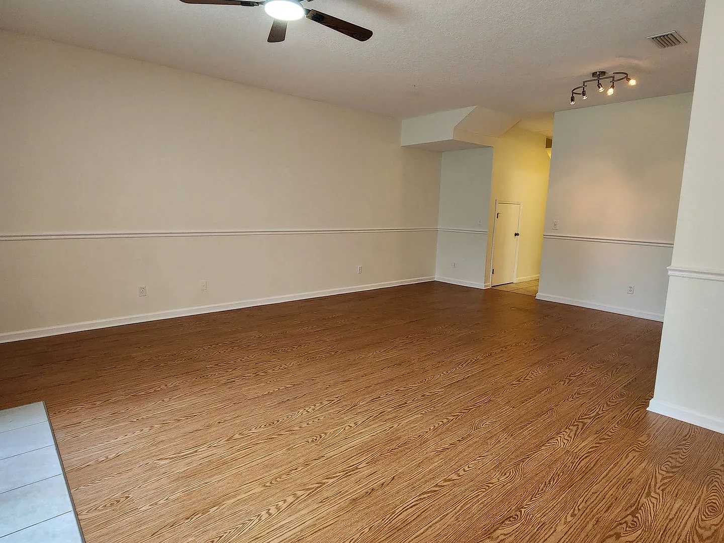 Beautiful Attached Home 4 Bedroom 2.5 Bathroom — Photo 3