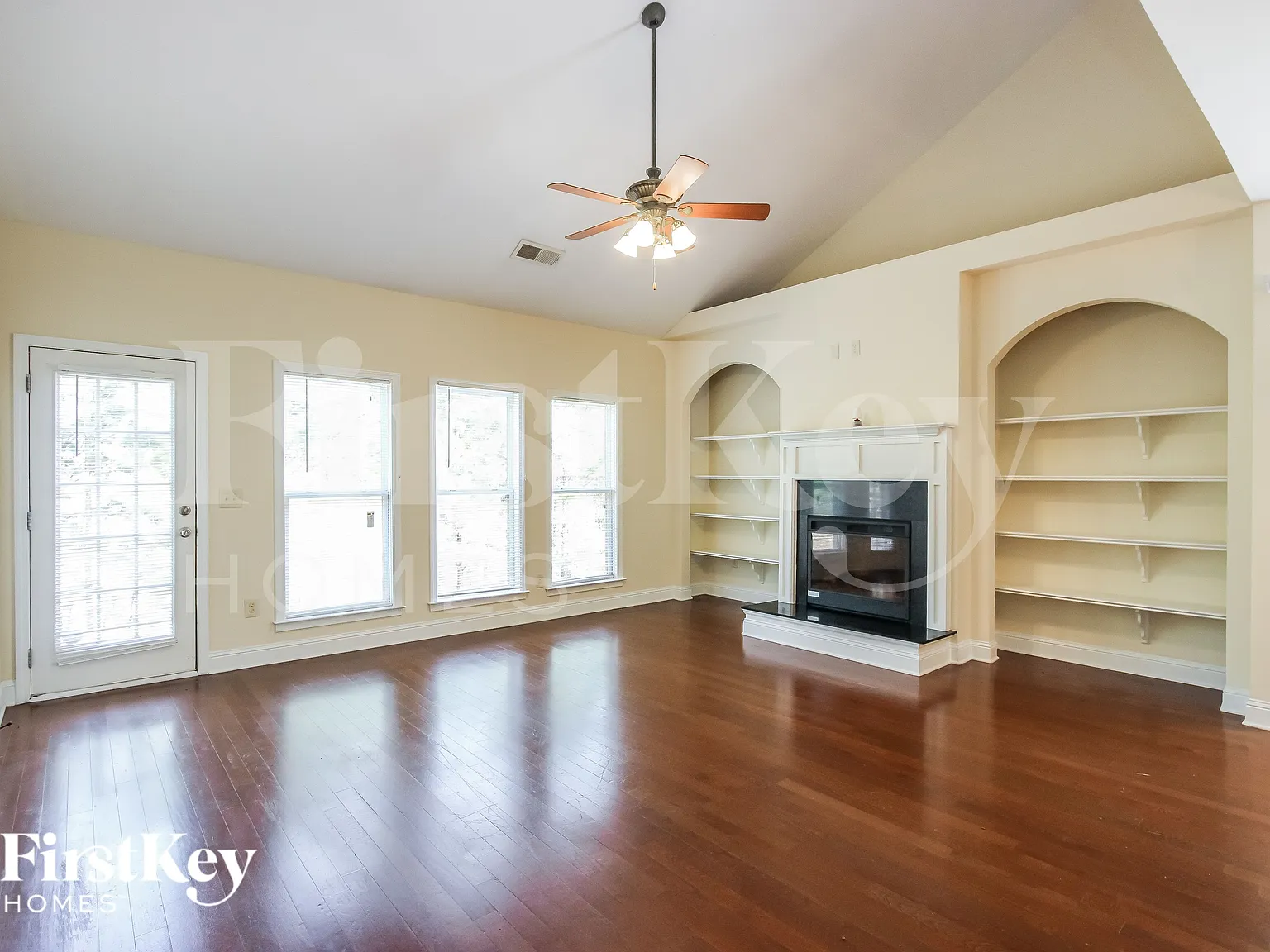 5 bed, 3.5 bath, 2400 sqft, $2,300 — Photo 4