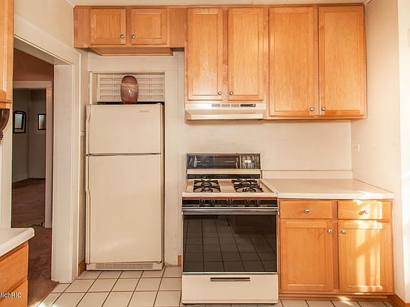 4th image of 22 Beckman Ave S