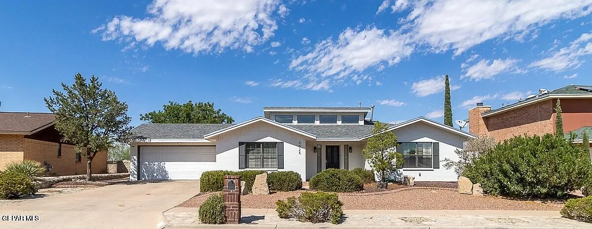 3 bed, 2.0 bath, 1744 sqft, $2,350 — Photo 2