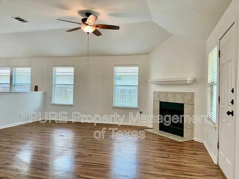 706 Stewart Dr — Photo 3