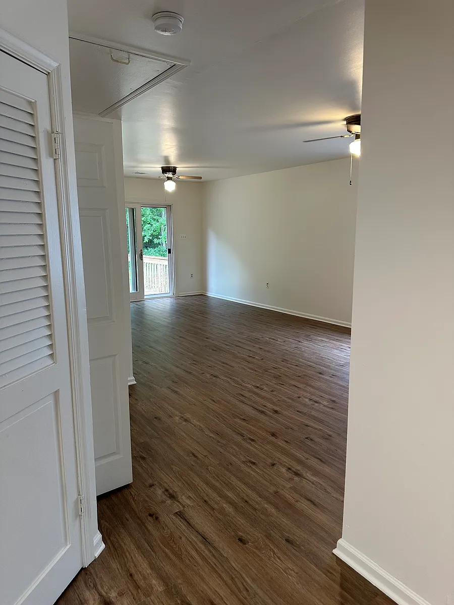 Building Photo - 7 Emerald Dr #B