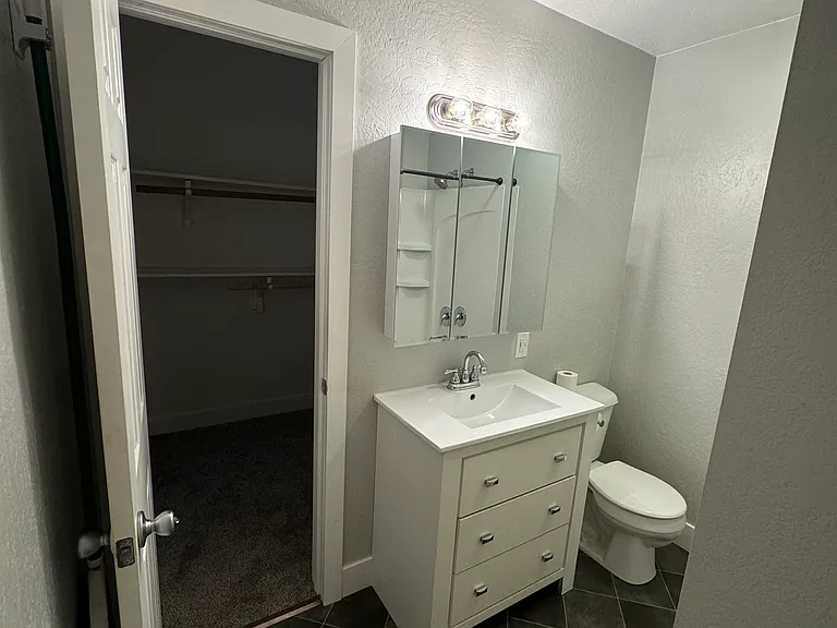 Upstairs full bathroom