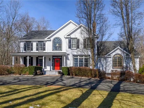 17 Canterbury Lane, Newtown, CT 06482