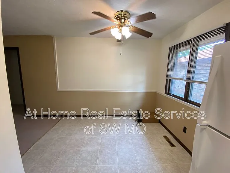 513 E Latoka Ct — Photo 4