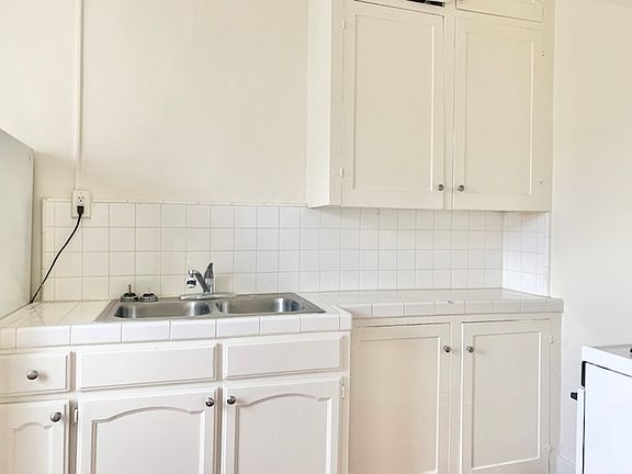 4th image of 565 N Heliotrope Dr #106