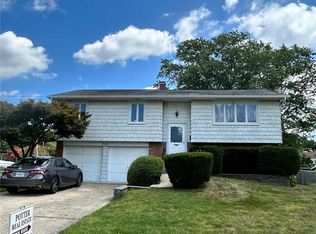 17 York Dr, Wheatley Heights, NY 11798