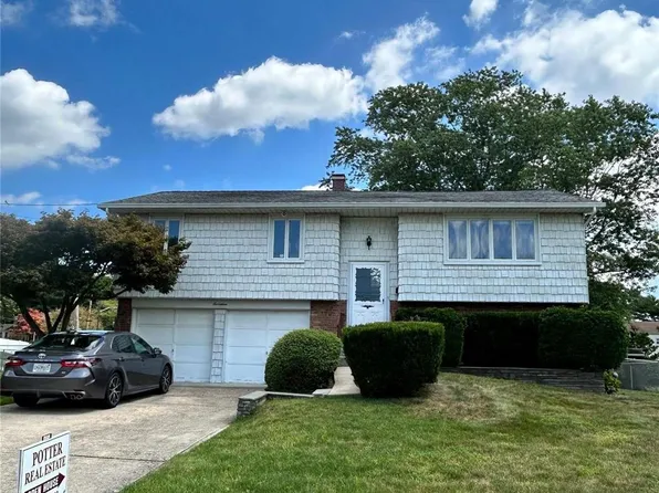 17 York Drive, Wheatley Heights, NY 11798
