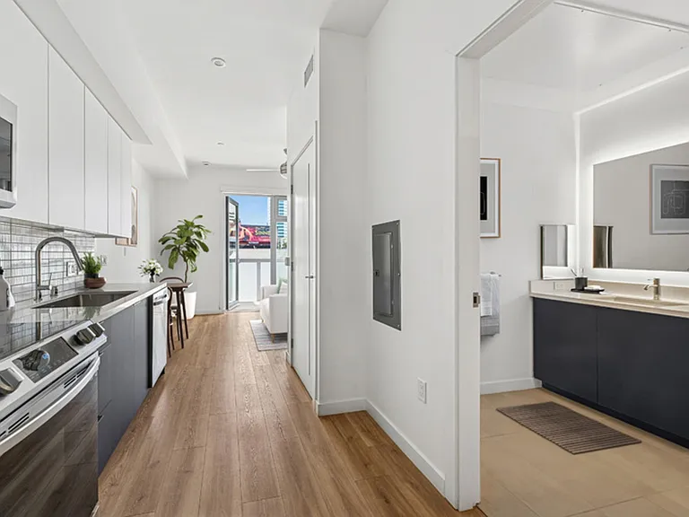 Evani 3223 Wilshire — Photo 24
