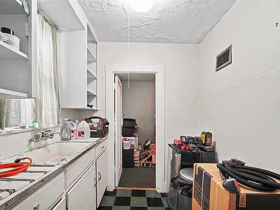 5th image of 210 S Maiden Ln