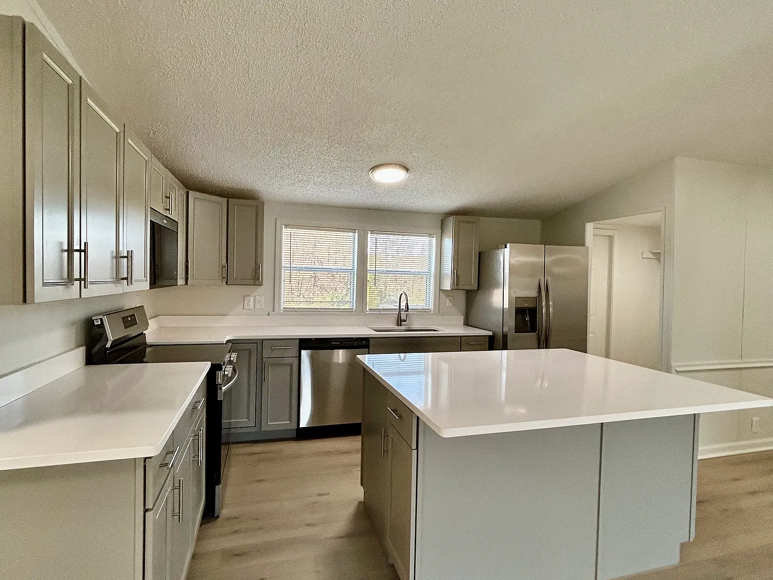 3 bed, 1456 sqft, $1,588 — Photo 1