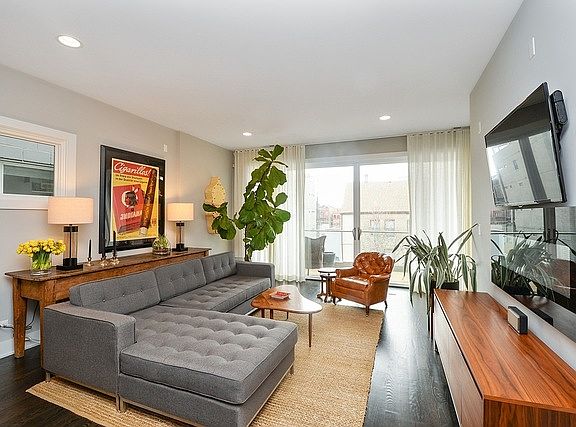 3rd image of 929 N Hermitage Ave #2