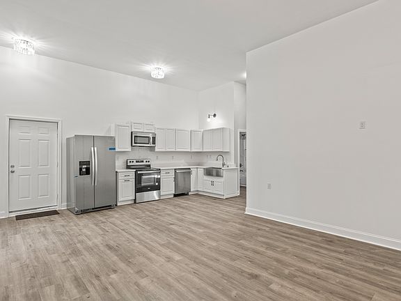3rd image of 625 Elmwood Ct