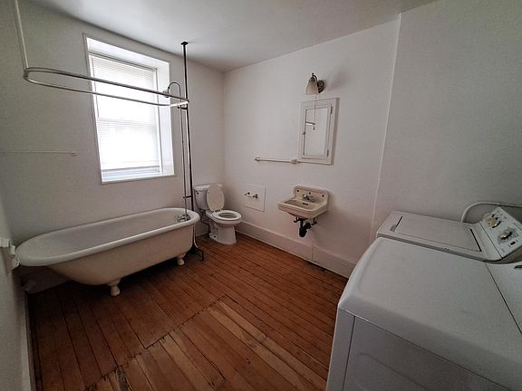 3rd image of 219 E 12th St