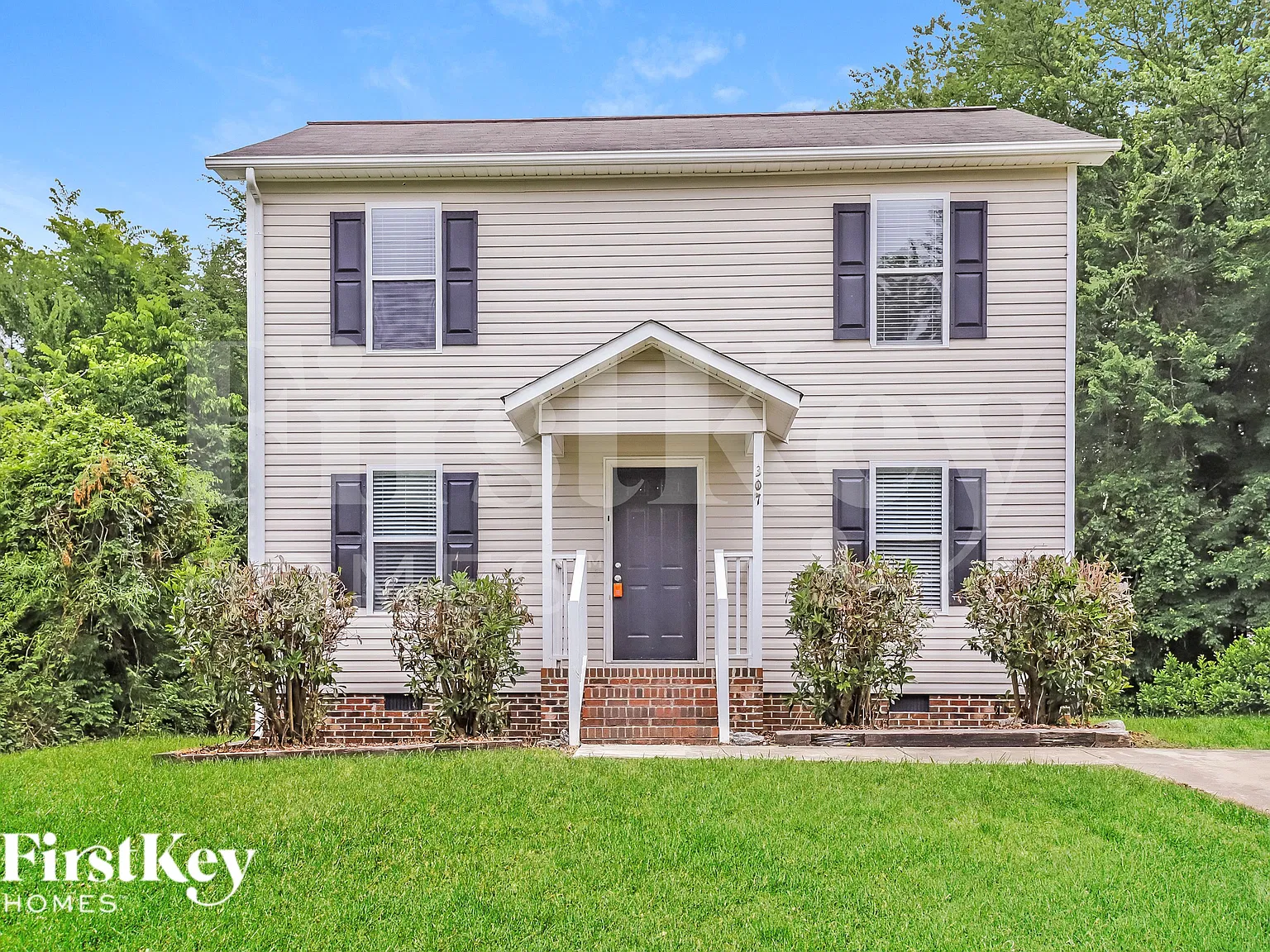 4 bed, 2.0 bath, 1392 sqft, $2,160 — Photo 1
