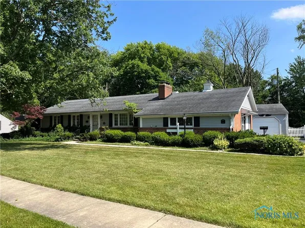 562 Willow Ln, Perrysburg, OH 43551