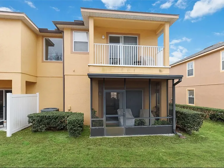 1240 Retreat View Cir — Photo 24
